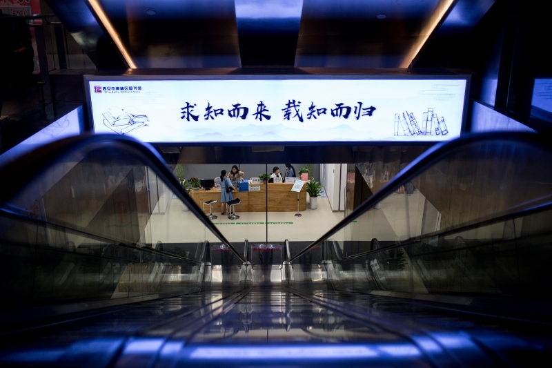 图书馆位于商场负1层。摄影/宋璐